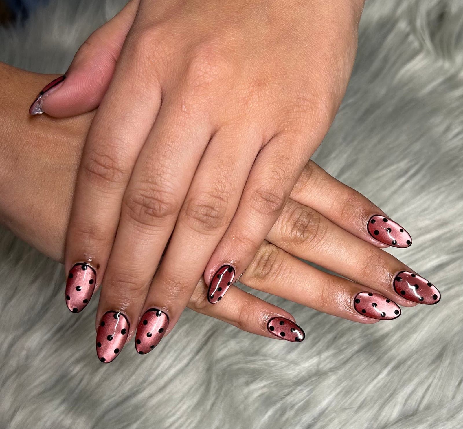 Cat-eye strawberry nail extensions