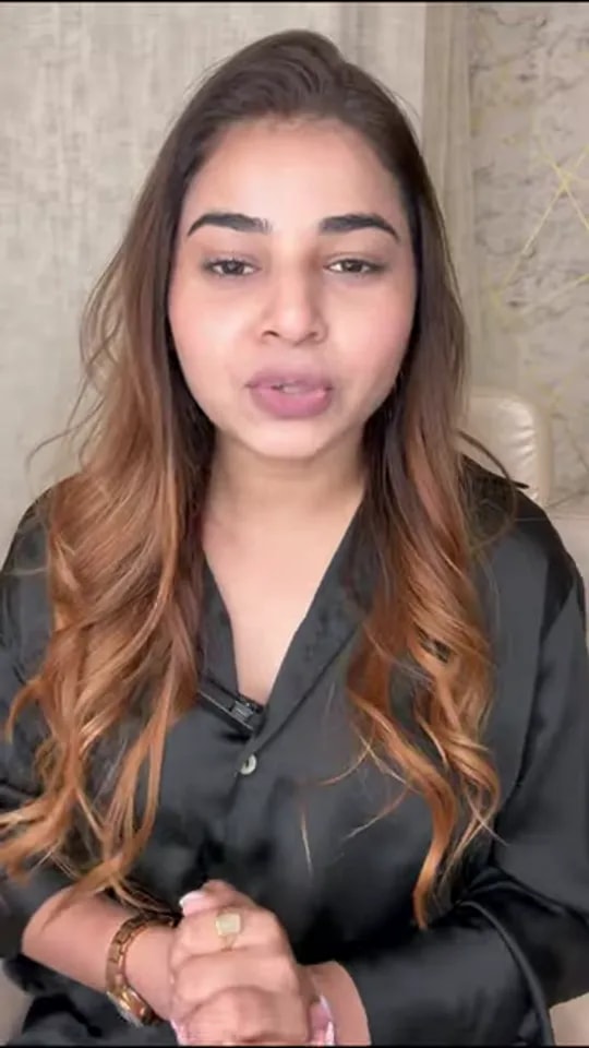 Video thumbnail: presenter in a black satin shirt with long balayage waves explaining the top 3 facials for summer
