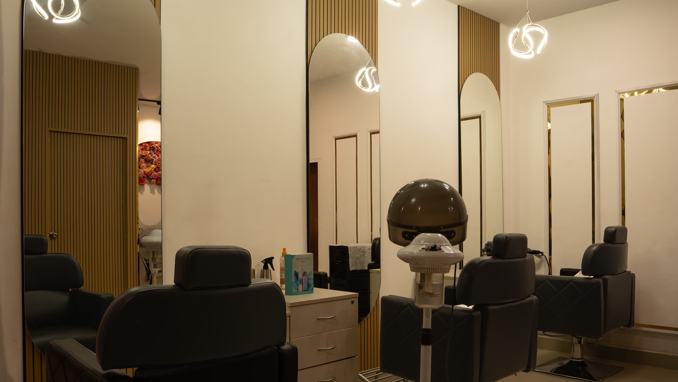 Hair Service Studio, MG Makeovers A-Block studio, DLF Phase 1, Gurugram