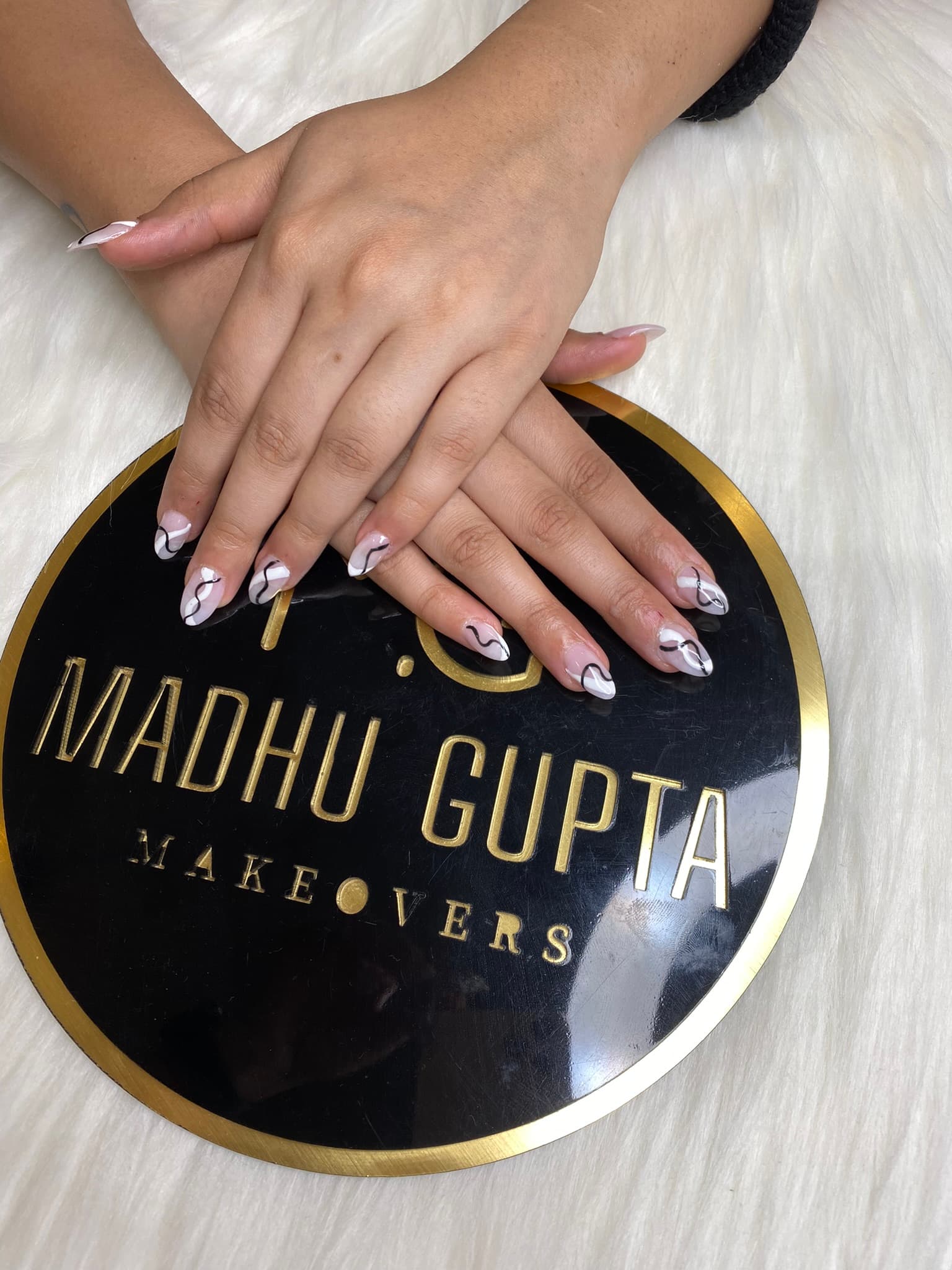 Pink Abstract Wave Line Nails